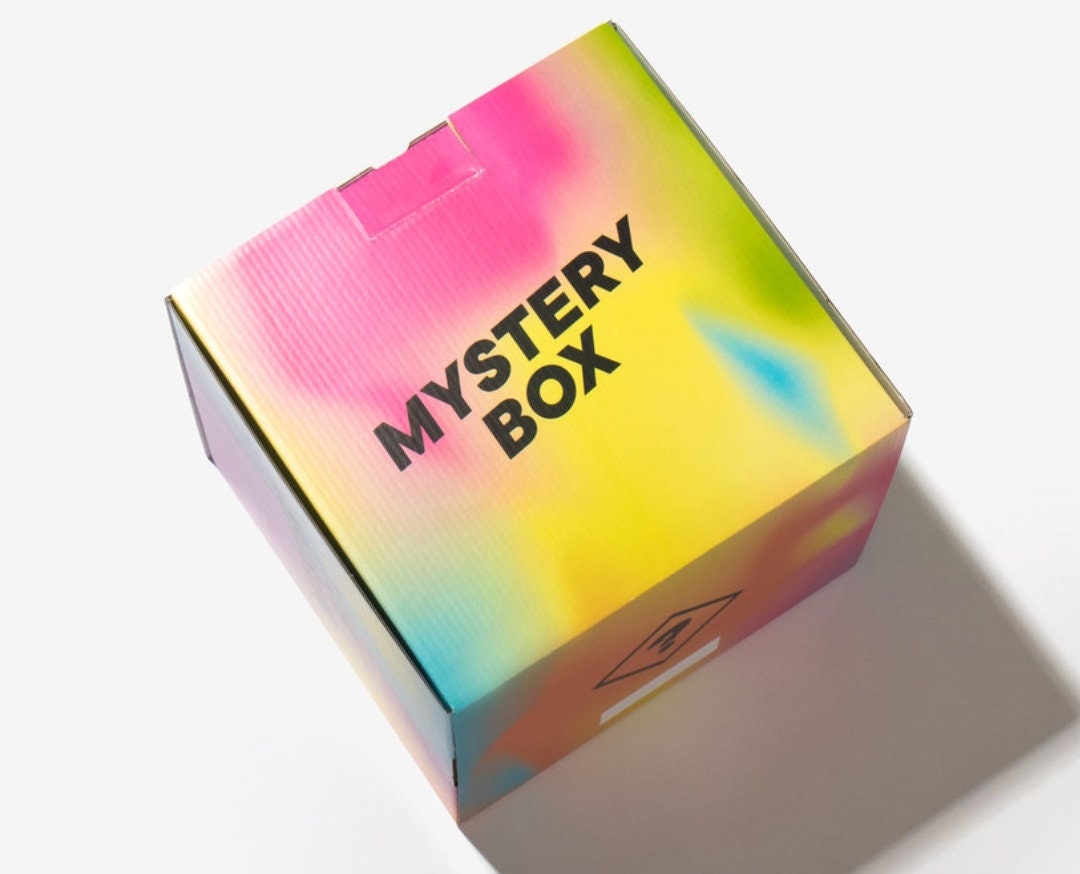 Мистери бокс отзывы. Коробка Мистери бокс. Мистери бох. Caron Mystery Box. Мистери бокс с одеждой.