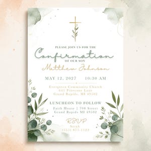 Può includere: Un invito rettangolare per la cresima con una croce dorata decorata da foglie verdi, tocchi di acquerello verde salvia e una tipografia elegante. Il testo riporta i dettagli dell'evento per Matthew Johnson il 12 maggio 2027 alle 10:30.