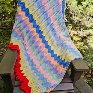 XL Vintage Pastell Chevron Häkeldecke in Pastellfarben, Regenbogenfarben, 229 x 135 cm