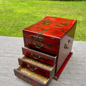 Vintage Chinese Lacquer Jewelry Box: Dragon & Phoenix Motif