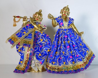 Estatuas antiguas de Radha Krishna con vestidos y joyas / Deidades hindúes pintadas a mano