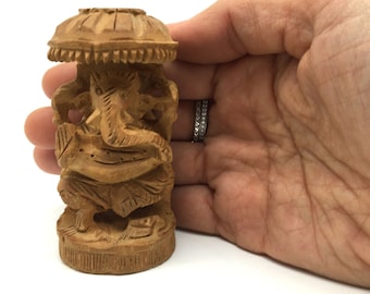 Vintage Ganesh Snidad Statyett | Handgjord Ganesh Gudom i Sandelträ - 7,5 cm