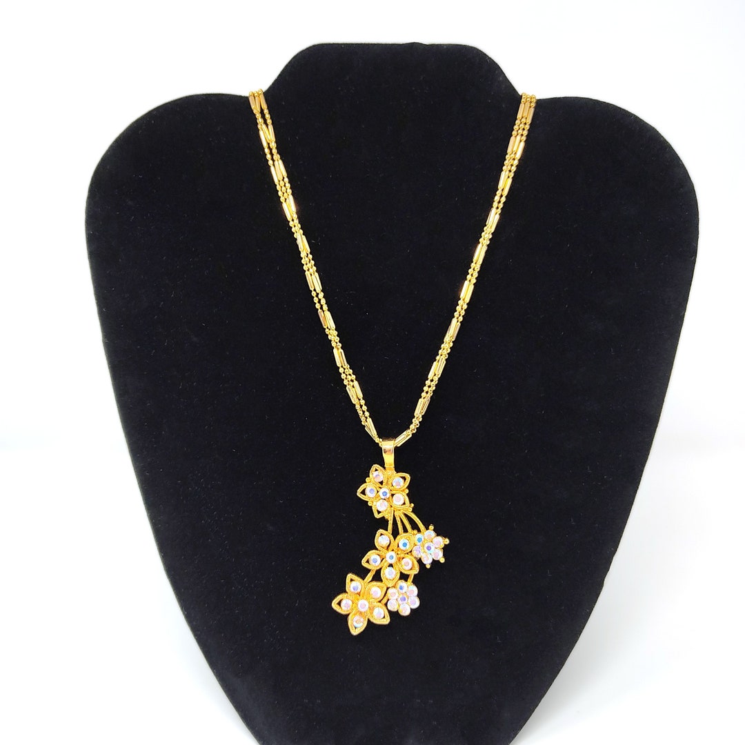 Fashion Three Strand Gold Tone Necklace W/lovely Flowers Studded