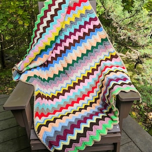 Handgefertigte Vintage-Häkeldecke mit Chevron-Streifenmuster, Zickzackmuster, 160 x 99 cm