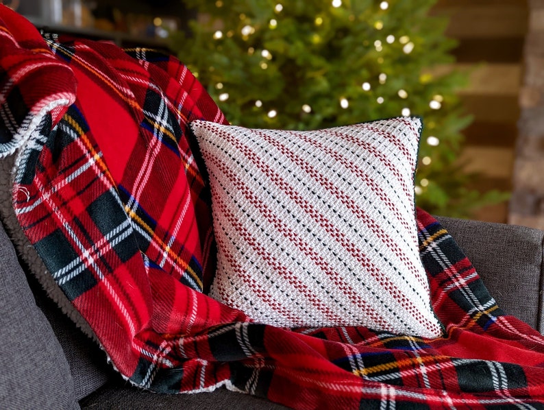 Patrón de crochet: Holly Jolly Candy Cane Throw Pillow / Descarga digital en PDF imagen 1