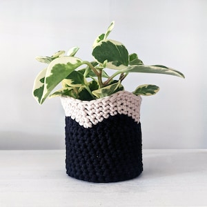Crochet Pattern: Two-Tone Wavy Pot Cover for Plants | Digital PDF Download