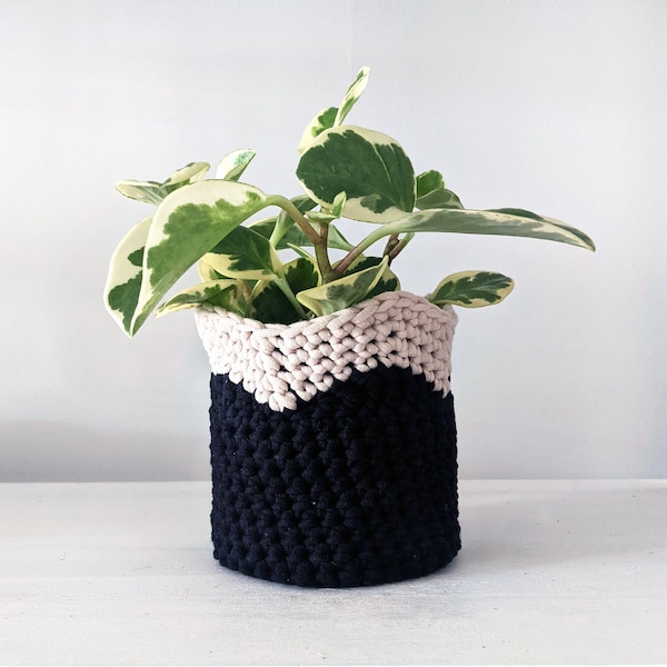 Crochet Pattern: Two-Tone Wavy Pot Cover for Plants | Digital PDF Download