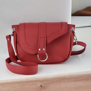 Cartable pour dames en similicuir - Sac à main bandoulière rouge - Cadeau pour maman ou femme - Sac à main fait main - Bobo minimaliste - Élégant - Vegan et ami écologique