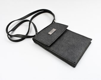 Könnte beinhalten: Eine schwarze Umhängetasche aus Filz mit einer Klappe und einem silbernen Metallschild mit der Aufschrift "BOHO".
