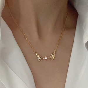 Zarte Gold Hand Stern Halskette / Statement Halskette / besonderes Geschenk für Frauen / Zierliche Halskette / Einzigartiger Schmuck