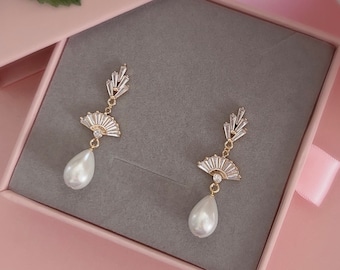 Teardrop Pearl Earrings/ Bridal Earrings/ Wedding Earrings/ Statement Earrings