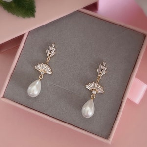 Teardrop Pearl Earrings/ Bridal Earrings/ Wedding Earrings/ Statement Earrings