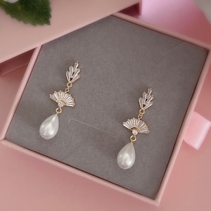 Teardrop Pearl Earrings/ Bridal Earrings/ Wedding Earrings/ Statement Earrings