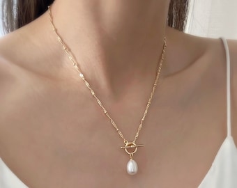Collana con chiusura a moschettone e perle d'acqua dolce, catena placcata oro.