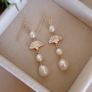 Freshwater Pearl Earrings/ Bridal Earrings/ Wedding Earrings/ Statement Earrings