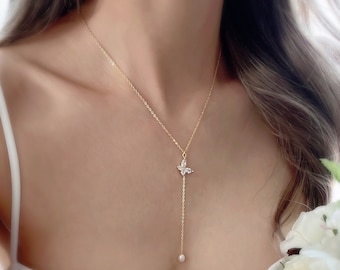 Collar con colgante de mariposa en forma de Y chapado en oro y con incrustaciones de circonitas.