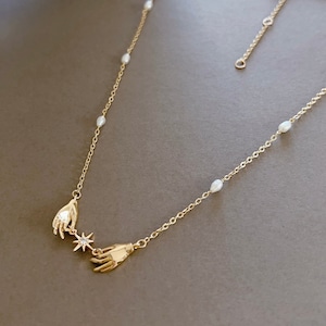 Zoetwaterparelketting: gouden handbedels en ster met zirkonia