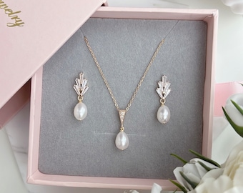 Set- Collar y aretes con dijes de perlas de agua dulce delicados / Collar nupcial / Collar mínimo / Regalo especial para mujeres