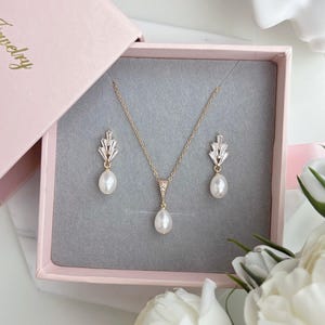 Delicado conjunto de collar y pendientes de perlas de agua dulce - Joyería nupcial