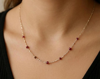 Collar de granate delicado: chapado en oro de 14 quilates, piedra natal de enero