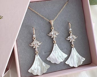 Pärlemorhalsband och örhängen i set, förgyllda, brudsmycken