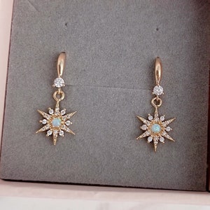 Pendientes con dije de estrella de ópalo/Pendientes con dije delicado