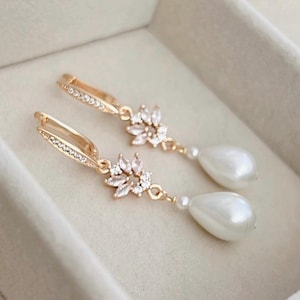 Teardrop Shaped Pearl Earrings/ Bridal Earrings/ Wedding Earrings/ Statement Earrings
