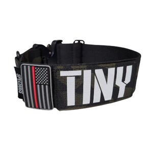 Könnte beinhalten: Schwarzes und grünes Tarnmuster-Hundehalsband mit weißem "TINY"-Text und einem rot-grauen amerikanischen Flaggen-Patch. Das Halsband hat eine schwarze Schnalle.