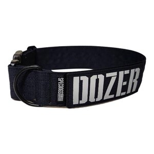 Può includere: Collare per cani in nylon nero con una patch riflettente bianca che dice "DOZER" e una patch nera più piccola che dice "SPECDOGS".