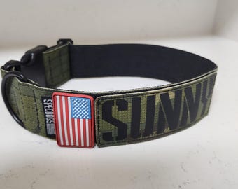 Collar de camuflaje verde con mini bandera vertical de 2 pulgadas con hebilla de plástico de liberación rápida