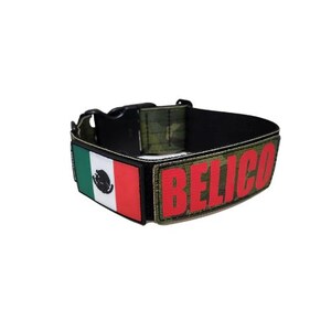 Puede incluir: Un collar de perro de camuflaje verde con un parche de la bandera mexicana roja y blanca y un parche rojo con la palabra "BELICO" en letras blancas.