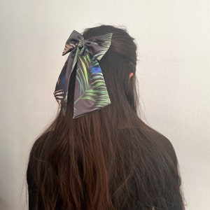 コケットヘアボウ、ロングテールのサテンボウクリップ、女性向けのトレンディなアクセサリー、エレガントなヘアクリップ、プリントサテンボウバレッタ、シック