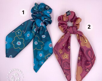 Scrunchie floreale con code: sciarpa per coda di cavallo riciclata fatta a mano