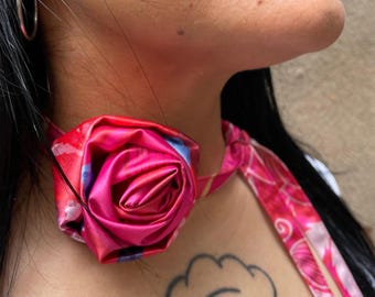 Choker in tessuto fatto a mano con rosa: elegante collana floreale