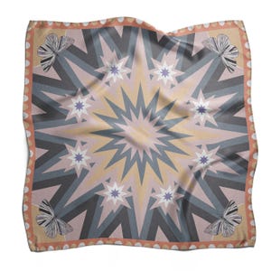 Sciarpa in raso con stampa a farfalla: bandana quadrata illustrata