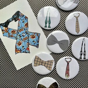 Puede incluir: Una variedad de pines blancos con dise&ntilde;os de corbatas y pajaritas. Tambi&eacute;n hay un dibujo de una corbata floral azul. Los pines presentan patrones como cuadros y cuadros vichy, sobre un fondo de lunares blancos y negros.
