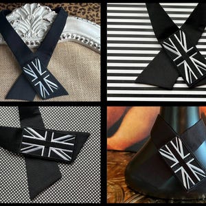 K&ouml;nnte beinhalten: Schwarze Krawatte mit Union Jack-Aufn&auml;her. Die Krawatte ist aus dunklem Stoff gefertigt und hat einen rechteckigen Aufn&auml;her mit der britischen Flagge in Wei&szlig; und Schwarz. Die Krawatte wird in verschiedenen Umgebungen gezeigt.