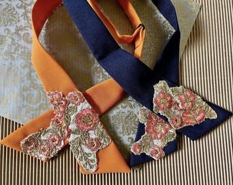 Corbata cruzada bordada