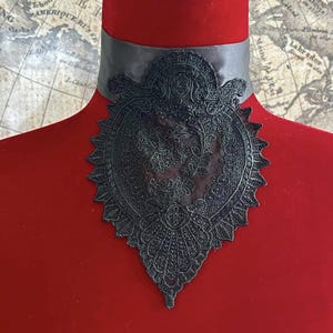 Mini Lace Jabot