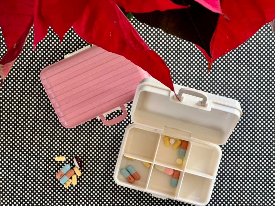 Pastillero portátil para llavero, mini pastillero de latón impermeable para  bolsillo de bolso, pequeño estuche para pastillas para viajes al aire