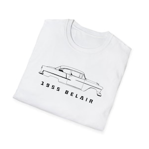 Może przedstawiać: Biała koszulka z czarnym rysunkiem linii samochodu Belair z 1955 roku. Tekst "1955 BELAIR" jest wydrukowany pod ilustracją samochodu pogrubioną czcionką. Koszulka jest złożona.