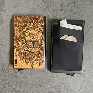 Portafoglio pop-up Fearless Lion Design con parte superiore in legno massello e portamonete elastico (e personalizzazione opzionale)
