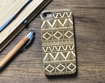 Etui na telefon z prawdziwego drewna z grawerunkiem laserowym Aztec dostępne dla urządzeń iPhone i Samsung
