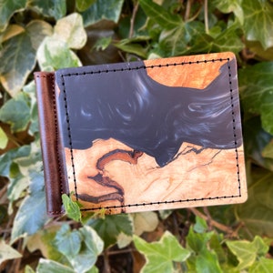 Cartera única de dos pliegues de cuero, madera y resina, con clip para billetes y bloqueo RFID