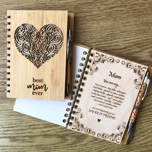 Eco-vriendelijk bamboe Moederdagboek (Best Mom Ever) met gepersonaliseerde pen + houten schotje en keuze uit een gekleurde achterkant van het karton