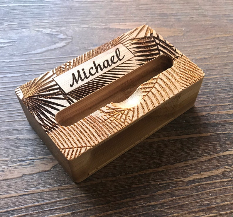 Może przedstawiać: Drewniany stojak na wizyt&oacute;wki z rzeźbionym wzorem i wygrawerowanym imieniem "Michael" z przodu.