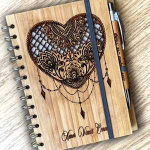 L'amore conquista tutte le cose - Taccuino / diario di bambù ecologico con carta riciclata e penna personalizzata