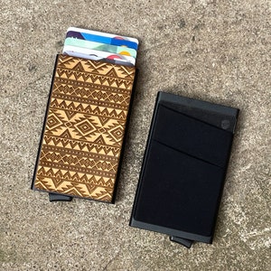 Portacarte pop-up minimalista con motivo azteco con ripiano in legno massiccio, banconote elasticizzate e portamonete (con personalizzazione opzionale)