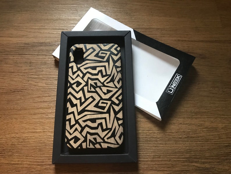 May include: A black and beige wood phone case with a geometric pattern. The case is in a black box with the word "LINEK" printed on the box.