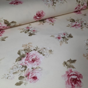 Può includere: Tessuto color crema con un motivo ripetitivo di rose rosa e bianche. Le rose sono raggruppate e hanno un aspetto vintage.